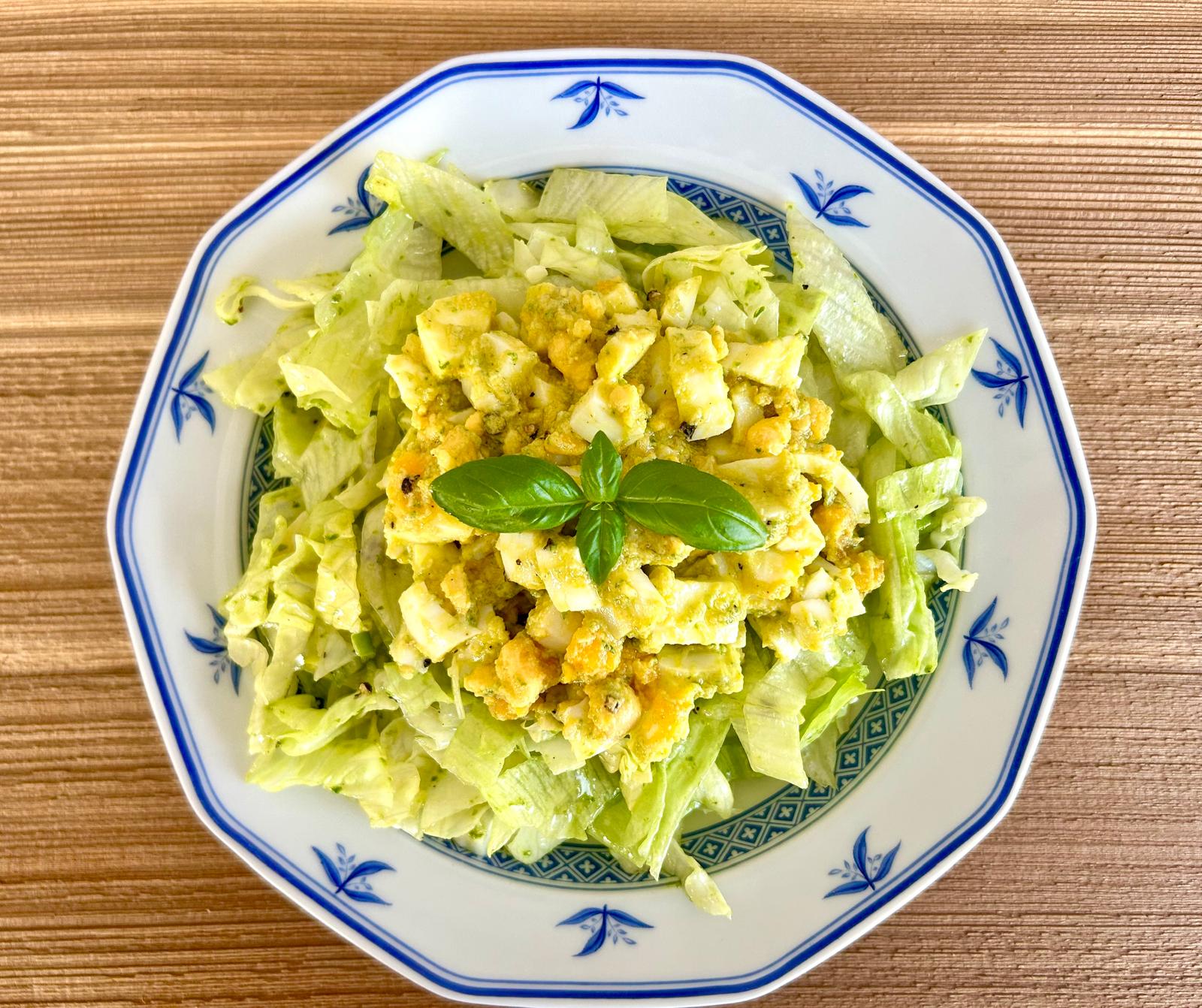 Cremiger Eiersalat auf Eissalat