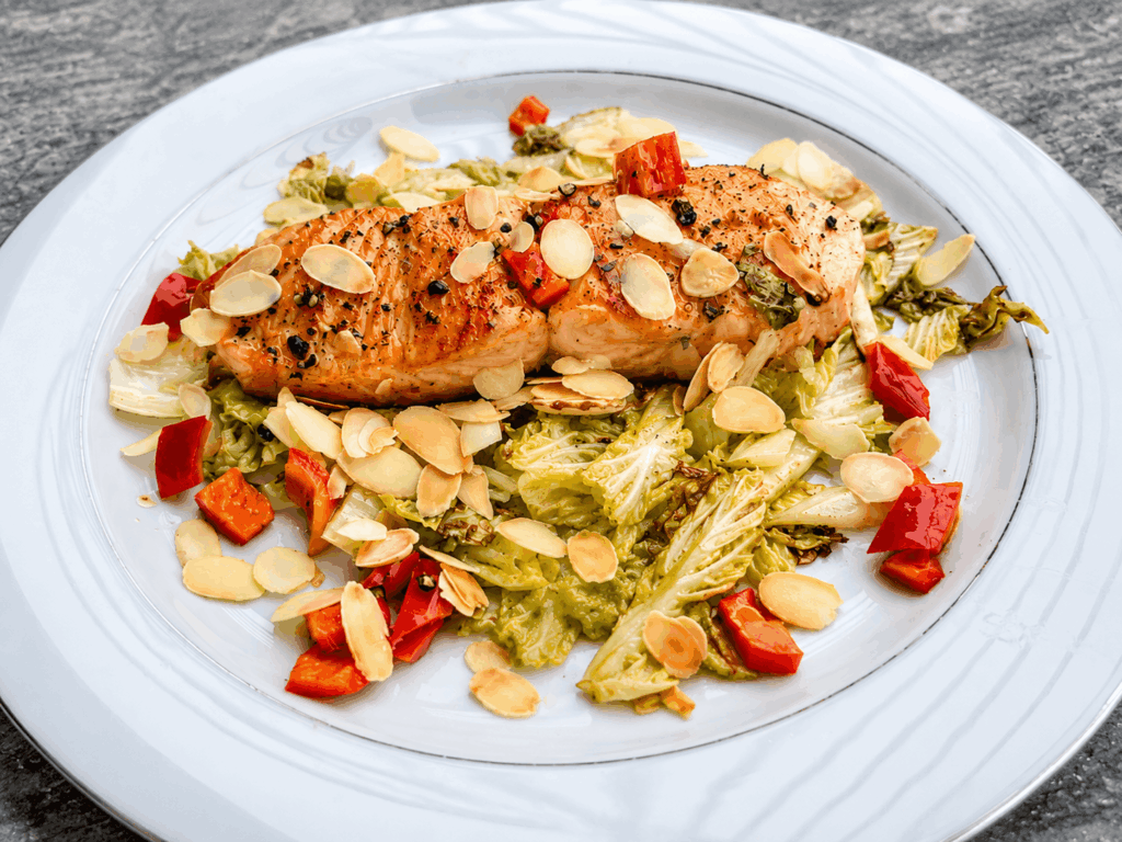 Keto Lachs auf Chinakohlbett – leicht, aromatisch & in 20 Minuten fertig