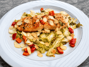 Keto Lachs auf Chinakohlbett – leicht, aromatisch & in 20 Minuten fertig