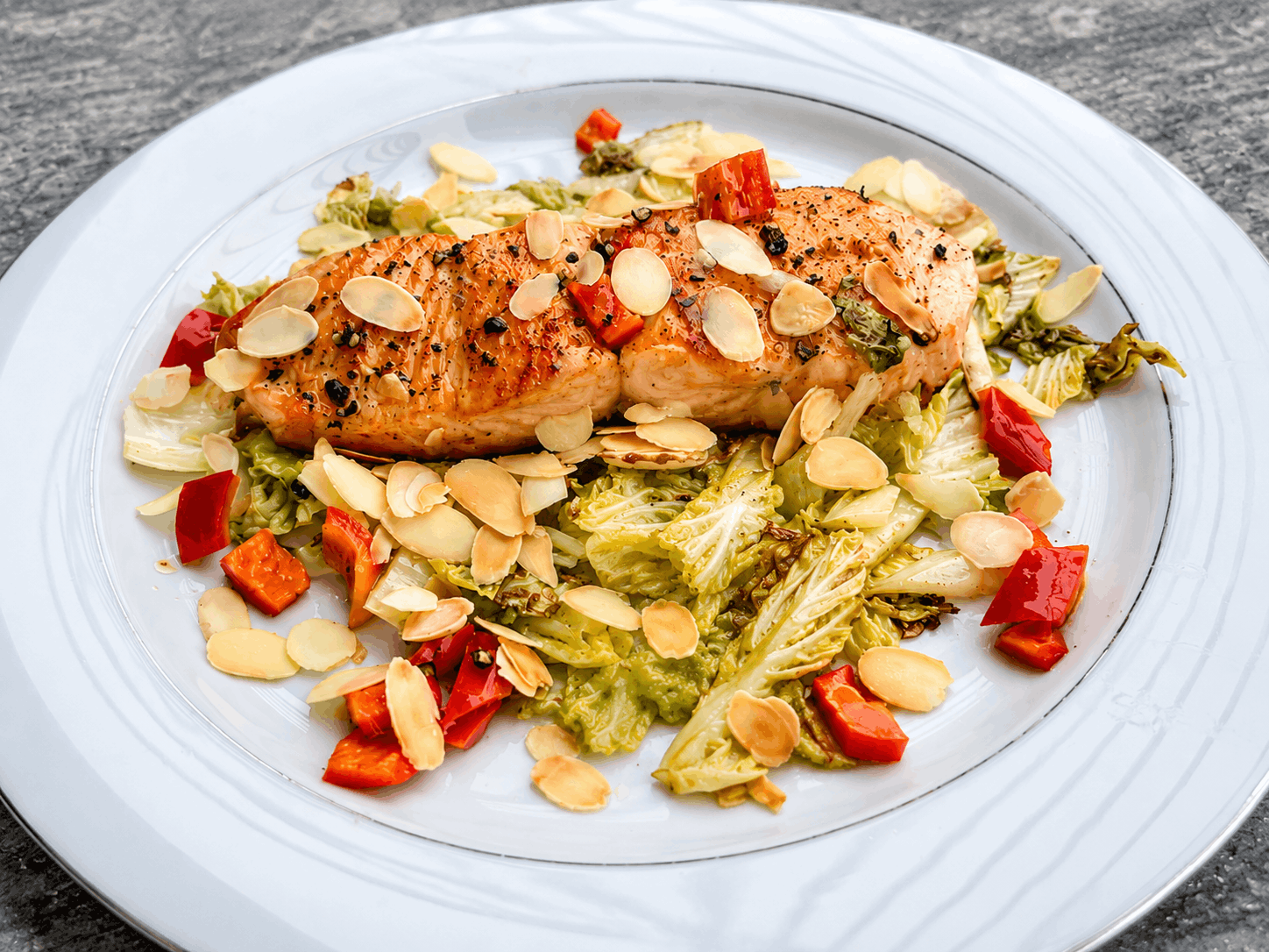 Keto Lachs auf Chinakohlbett – leicht, aromatisch & in 20 Minuten fertig