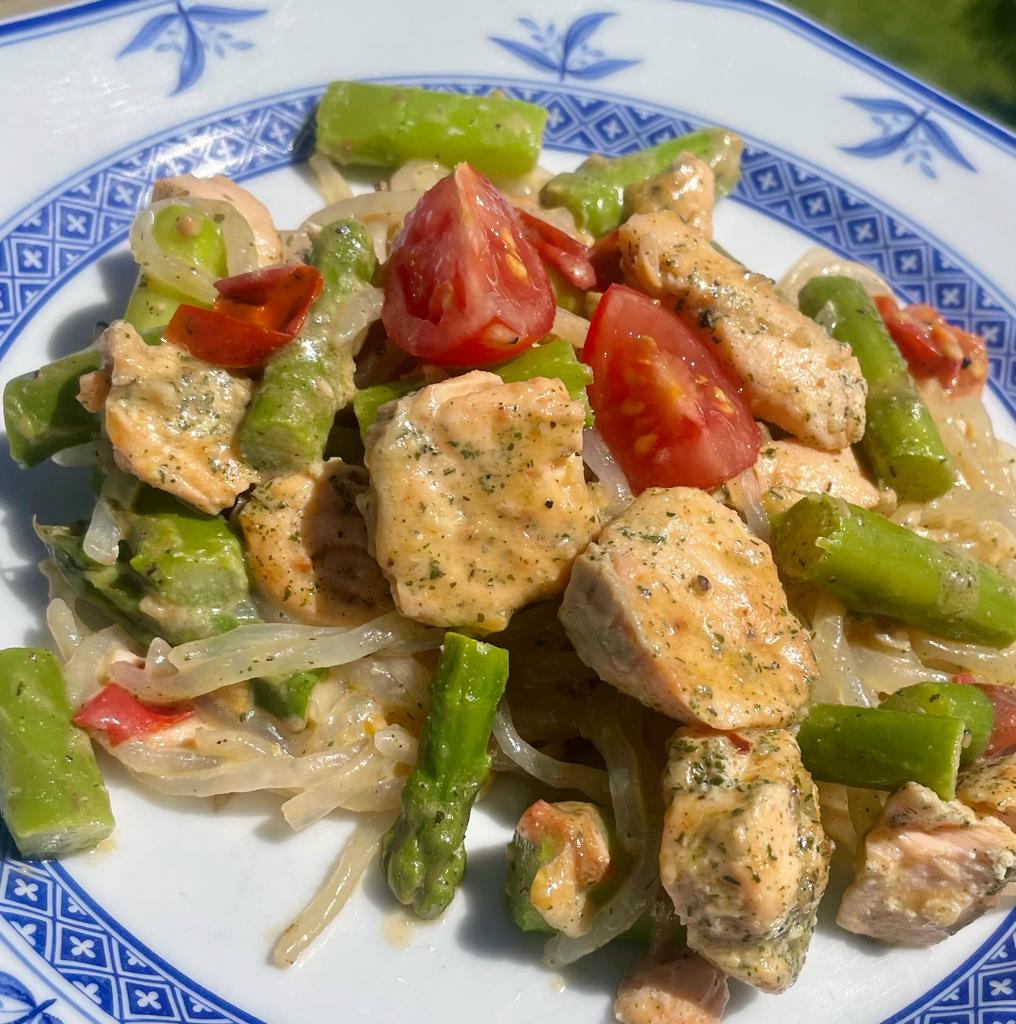 Lachs mit Spargel und Konjaknudeln – leicht, aromatisch & perfekt für den Frühling