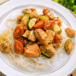 Lachs mit Zucchini und Konjaknudeln – cremig, leicht & schnell Lachs mit Zucchini und Konjaknudeln – cremig, leicht & schnell