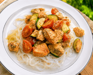Lachs mit Zucchini und Konjaknudeln – cremig, leicht & schnell